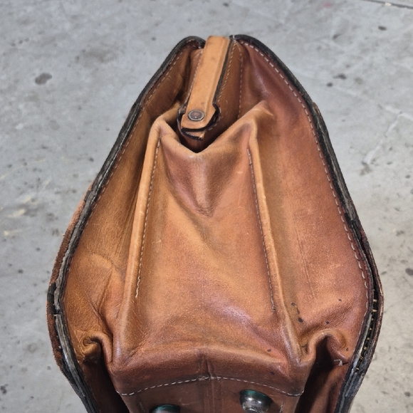 Classic Brown Leather Men's Briefcase - Picture 9 of 16